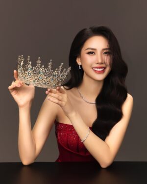 Quỳnh Hoa Bùi Instagram - Ba năm một hành trình tươi đẹp ❤️ 
  Ngày cuối cùng trên cương vị là quán quân của cuộc thi @supermodelinternational ✨

Đêm chung kết sẽ được diễn ra vào lúc 15:00 chiều nay. Cả nhà hãy theo dõi, ủng hộ cho Bùi Quỳnh Hoa cũng như các cô gái xinh đẹp trong cuộc thi nhé 😘

Dress: Anh @tuankhoi.couture 
Makeup: Anh @net.mkat 
Hair: Anh @nguyenthai1405 
Jewelry: @ninetwofive.vn 
Photo: @loanbe_foto 
#BuiQuynhHoa #MissUniverseVietnam #MissUniverseVietnam2023 #SupermodelInternational2022