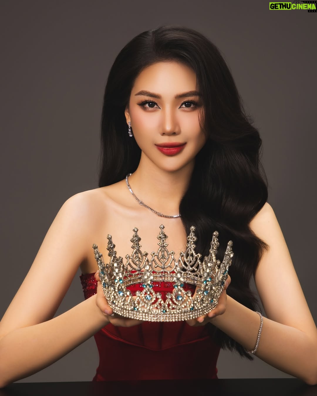 Quỳnh Hoa Bùi - 7.4K Likes - Ba năm một hành trình tươi đẹp ❤️ 
  Ngày cuối cùng trên cương vị là quán quân của cuộc thi @supermodelinternational ✨

Đêm chung kết sẽ được diễn ra vào lúc 15:00 chiều nay. Cả nhà hãy theo dõi, ủng hộ cho Bùi Quỳnh Hoa cũng như các cô gái xinh đẹp trong cuộc thi nhé 😘

Dress: Anh @tuankhoi.couture 
Makeup: Anh @net.mkat 
Hair: Anh @nguyenthai1405 
Jewelry: @ninetwofive.vn 
Photo: @loanbe_foto 
#BuiQuynhHoa #MissUniverseVietnam #MissUniverseVietnam2023 #SupermodelInternational2022