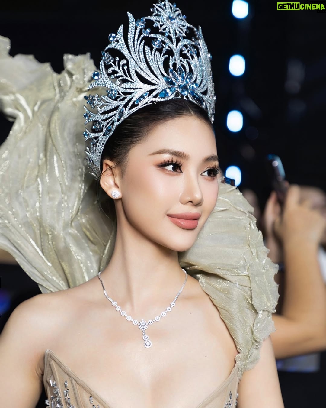 Quỳnh Hoa Bùi - 5.5K Likes - Miss Universe Vietnam 2024 Final Night ✨ 

Dress: Anh @nguyentientruyen.designer @nguyentientruyen.official 
Fashion Director: Anh @trandat1909 
Stylist: Anh @nghinhatminh 
Makeup: Anh @duonghuunghia94 
Hair: Chị @nhatlinh.hairstylist 
Shoes: @alexsara.vn 
Jewelry: @locphucjewelryofficial 
Assistant: @tungnguyen122000 
Photo: @loanbe08 - Team anh Nguyễn Du
#BuiQuynhHoa #MissUniverseVietnam #MissUniverseVietnam2023
