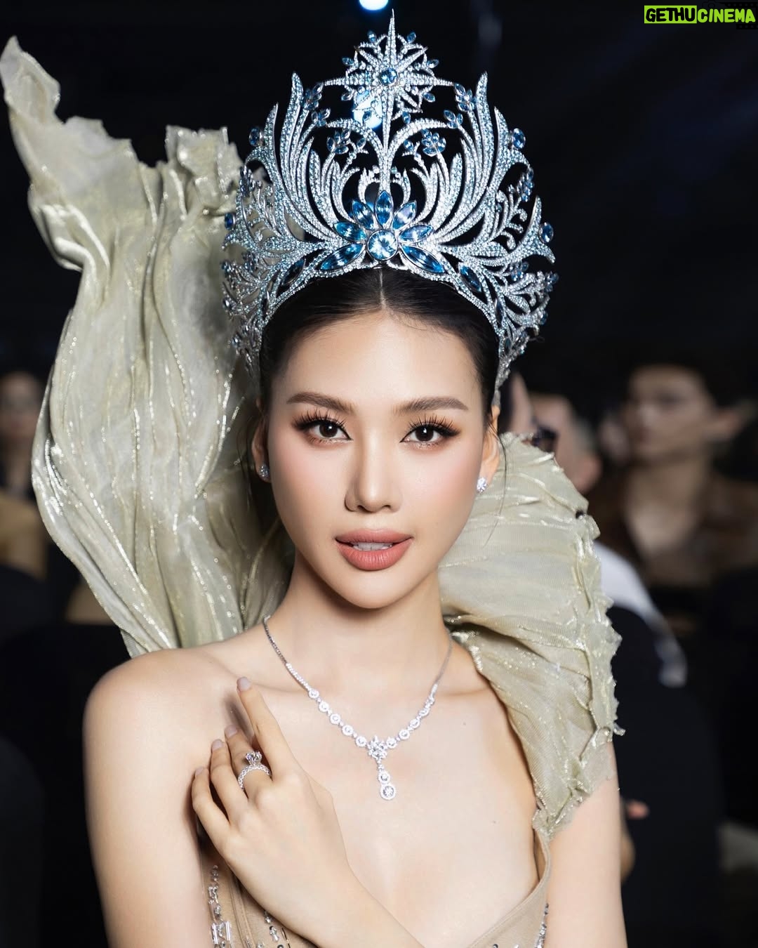 Quỳnh Hoa Bùi - 5.5K Likes - Miss Universe Vietnam 2024 Final Night ✨ 

Dress: Anh @nguyentientruyen.designer @nguyentientruyen.official 
Fashion Director: Anh @trandat1909 
Stylist: Anh @nghinhatminh 
Makeup: Anh @duonghuunghia94 
Hair: Chị @nhatlinh.hairstylist 
Shoes: @alexsara.vn 
Jewelry: @locphucjewelryofficial 
Assistant: @tungnguyen122000 
Photo: @loanbe08 - Team anh Nguyễn Du
#BuiQuynhHoa #MissUniverseVietnam #MissUniverseVietnam2023