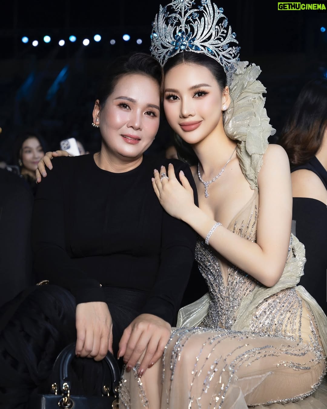 Quỳnh Hoa Bùi - 5.5K Likes - Miss Universe Vietnam 2024 Final Night ✨ 

Dress: Anh @nguyentientruyen.designer @nguyentientruyen.official 
Fashion Director: Anh @trandat1909 
Stylist: Anh @nghinhatminh 
Makeup: Anh @duonghuunghia94 
Hair: Chị @nhatlinh.hairstylist 
Shoes: @alexsara.vn 
Jewelry: @locphucjewelryofficial 
Assistant: @tungnguyen122000 
Photo: @loanbe08 - Team anh Nguyễn Du
#BuiQuynhHoa #MissUniverseVietnam #MissUniverseVietnam2023