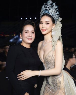 Quỳnh Hoa Bùi Instagram - Miss Universe Vietnam 2024 Final Night ✨ 

Dress: Anh @nguyentientruyen.designer @nguyentientruyen.official 
Fashion Director: Anh @trandat1909 
Stylist: Anh @nghinhatminh 
Makeup: Anh @duonghuunghia94 
Hair: Chị @nhatlinh.hairstylist 
Shoes: @alexsara.vn 
Jewelry: @locphucjewelryofficial 
Assistant: @tungnguyen122000 
Photo: @loanbe08 - Team anh Nguyễn Du
#BuiQuynhHoa #MissUniverseVietnam #MissUniverseVietnam2023