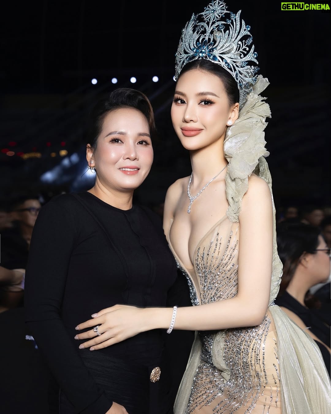 Quỳnh Hoa Bùi - 5.5K Likes - Miss Universe Vietnam 2024 Final Night ✨ 

Dress: Anh @nguyentientruyen.designer @nguyentientruyen.official 
Fashion Director: Anh @trandat1909 
Stylist: Anh @nghinhatminh 
Makeup: Anh @duonghuunghia94 
Hair: Chị @nhatlinh.hairstylist 
Shoes: @alexsara.vn 
Jewelry: @locphucjewelryofficial 
Assistant: @tungnguyen122000 
Photo: @loanbe08 - Team anh Nguyễn Du
#BuiQuynhHoa #MissUniverseVietnam #MissUniverseVietnam2023