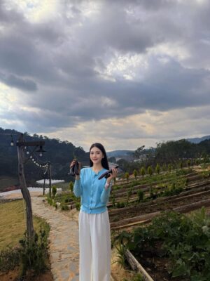 Quỳnh Hoa Bùi Instagram - Có những ngày, hạnh phúc đơn giản là ngồi bên hồ cá, ngắm nhìn mây trôi giữa trời. Đà Lạt – nơi Hoa cho phép bản thân sống chậm lại, tận hưởng không khí thiên nhiên 😌 cùng nhìn lại hành trình 1 năm qua chuyển khẩu về DaLat sao nhanh quá ta ❤️