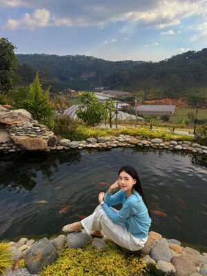 Quỳnh Hoa Bùi Instagram - Có những ngày, hạnh phúc đơn giản là ngồi bên hồ cá, ngắm nhìn mây trôi giữa trời. Đà Lạt – nơi Hoa cho phép bản thân sống chậm lại, tận hưởng không khí thiên nhiên 😌 cùng nhìn lại hành trình 1 năm qua chuyển khẩu về DaLat sao nhanh quá ta ❤️