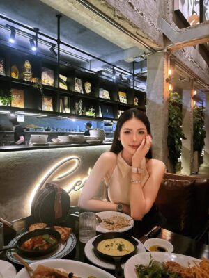 Quỳnh Hoa Bùi Instagram - Cuộc gặp gỡ đẹp nhất trên thế gian là gặp được phiên bản tốt hơn của chính mình 💋