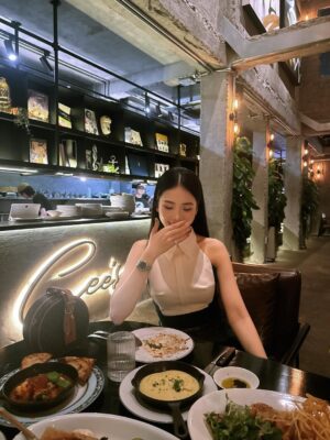 Quỳnh Hoa Bùi Instagram - Cuộc gặp gỡ đẹp nhất trên thế gian là gặp được phiên bản tốt hơn của chính mình 💋