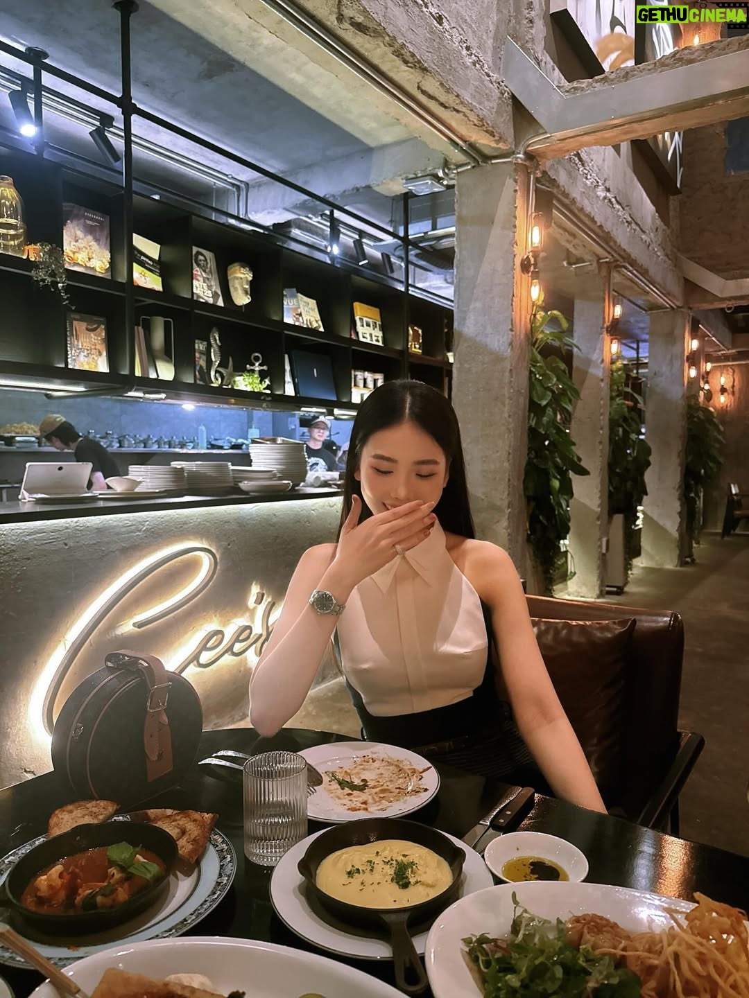Quỳnh Hoa Bùi - 799 Likes - Cuộc gặp gỡ đẹp nhất trên thế gian là gặp được phiên bản tốt hơn của chính mình 💋
