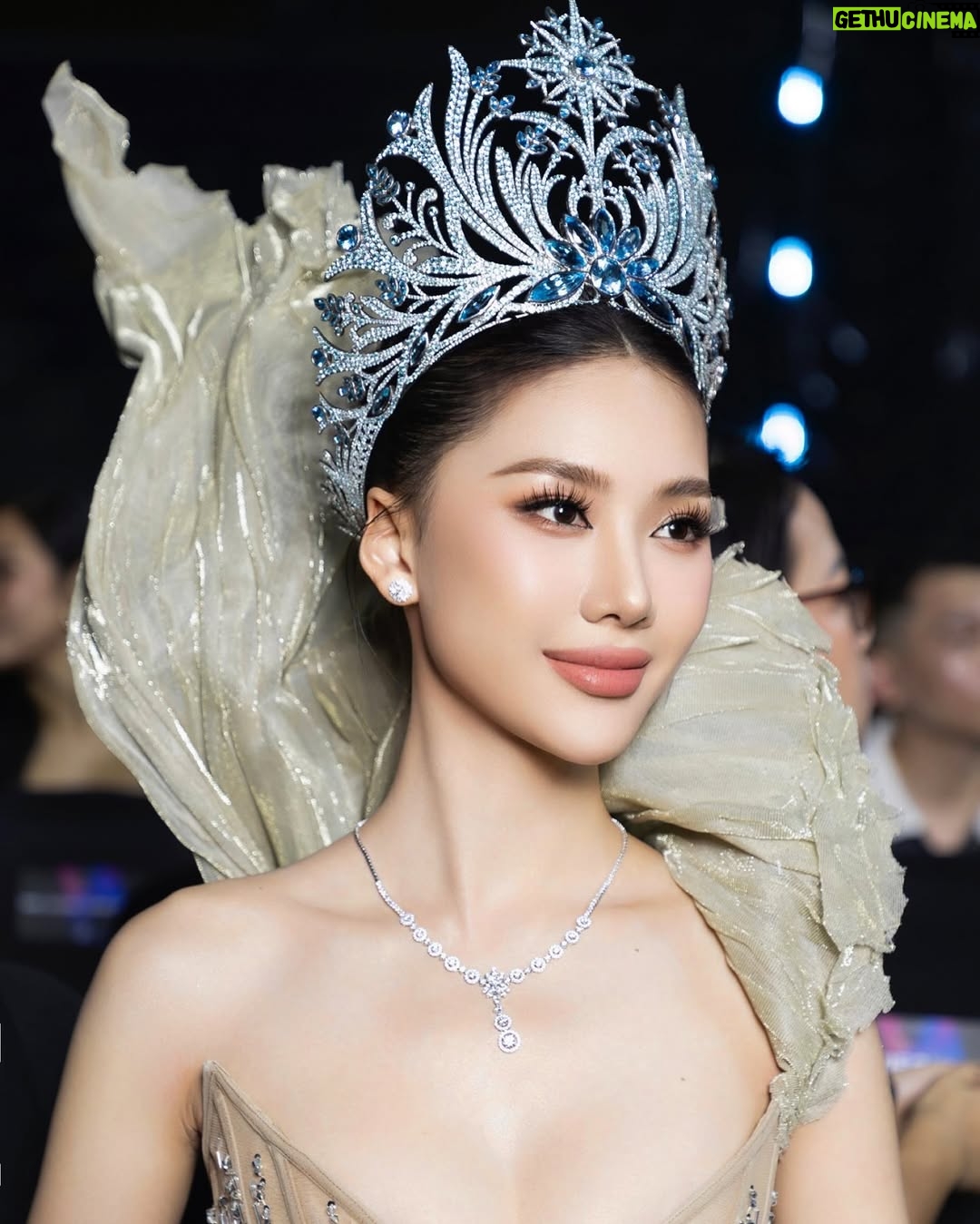 Quỳnh Hoa Bùi - 5.5K Likes - Miss Universe Vietnam 2024 Final Night ✨ 

Dress: Anh @nguyentientruyen.designer @nguyentientruyen.official 
Fashion Director: Anh @trandat1909 
Stylist: Anh @nghinhatminh 
Makeup: Anh @duonghuunghia94 
Hair: Chị @nhatlinh.hairstylist 
Shoes: @alexsara.vn 
Jewelry: @locphucjewelryofficial 
Assistant: @tungnguyen122000 
Photo: @loanbe08 - Team anh Nguyễn Du
#BuiQuynhHoa #MissUniverseVietnam #MissUniverseVietnam2023