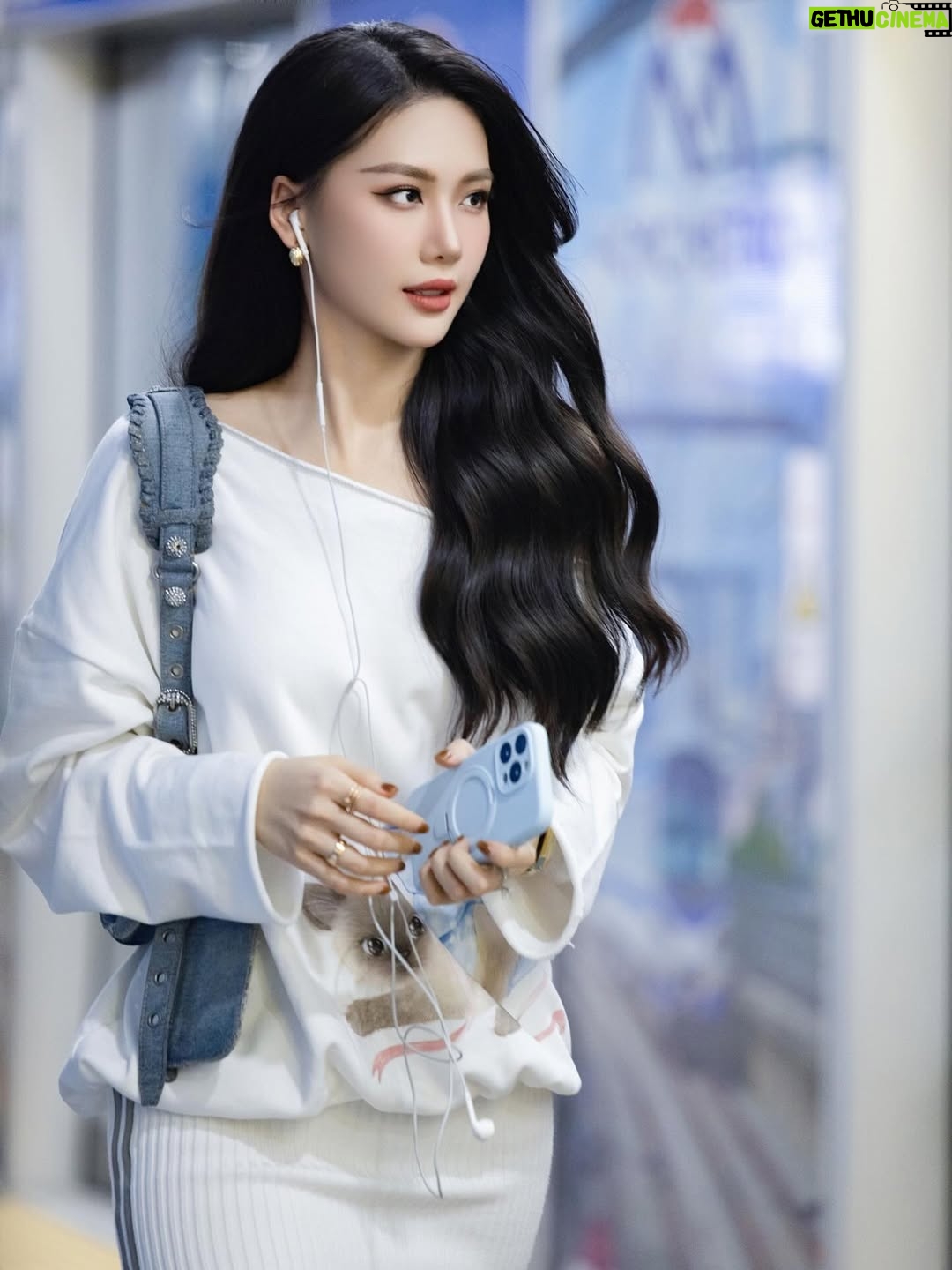Quỳnh Hoa Bùi - 1.5K Likes - Trộm vía mạng 2G trend nào cũng đu nhưng được cái … Trễ 😌