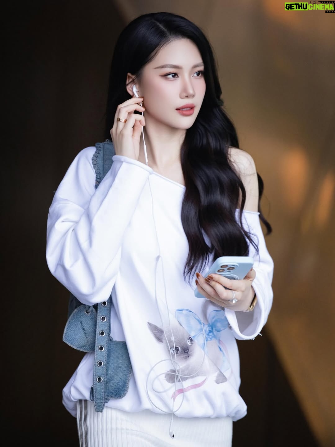 Quỳnh Hoa Bùi - 1.5K Likes - Trộm vía mạng 2G trend nào cũng đu nhưng được cái … Trễ 😌