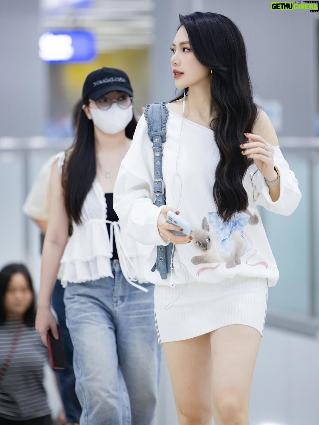 Quỳnh Hoa Bùi - 1.5K Likes - Trộm vía mạng 2G trend nào cũng đu nhưng được cái … Trễ 😌