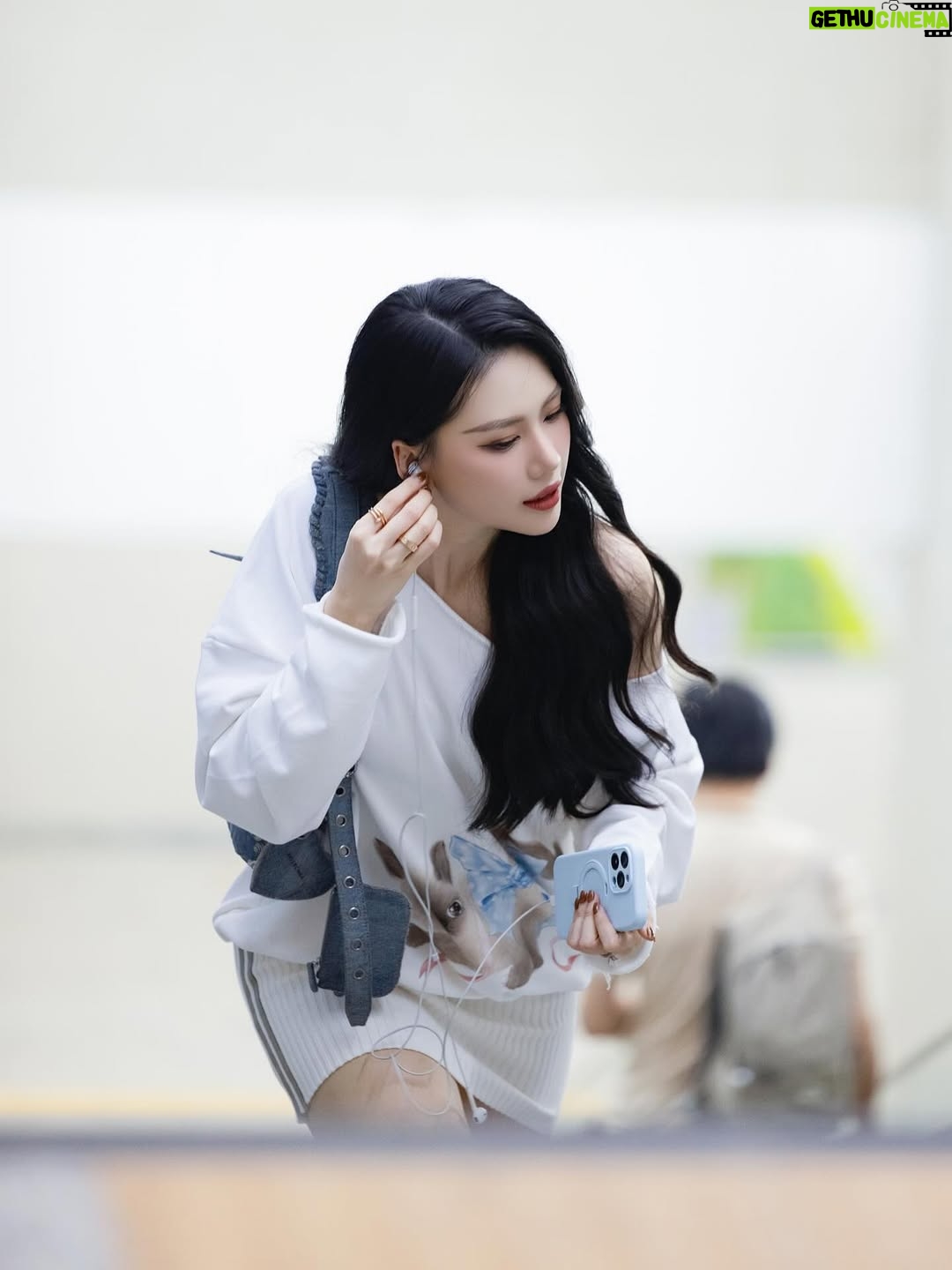 Quỳnh Hoa Bùi - 1.5K Likes - Trộm vía mạng 2G trend nào cũng đu nhưng được cái … Trễ 😌