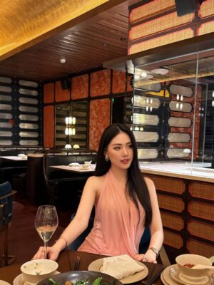 Quỳnh Hoa Bùi Instagram - Dáng xinh đón Giáng Sinh😝
Merry Christmas🎄