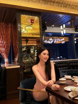 Quỳnh Hoa Bùi Instagram - Dáng xinh đón Giáng Sinh😝
Merry Christmas🎄