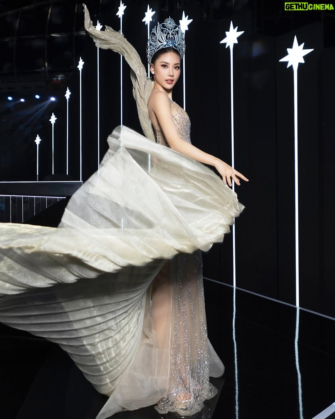 Quỳnh Hoa Bùi - 5.5K Likes - Miss Universe Vietnam 2024 Final Night ✨ 

Dress: Anh @nguyentientruyen.designer @nguyentientruyen.official 
Fashion Director: Anh @trandat1909 
Stylist: Anh @nghinhatminh 
Makeup: Anh @duonghuunghia94 
Hair: Chị @nhatlinh.hairstylist 
Shoes: @alexsara.vn 
Jewelry: @locphucjewelryofficial 
Assistant: @tungnguyen122000 
Photo: @loanbe08 - Team anh Nguyễn Du
#BuiQuynhHoa #MissUniverseVietnam #MissUniverseVietnam2023