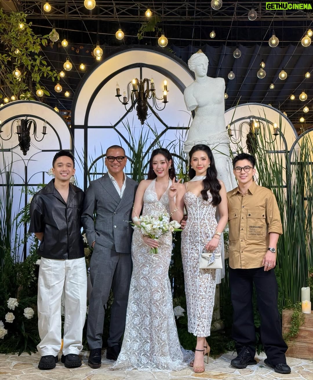 Quỳnh Hoa Bùi - 9.7K Likes - Một năm với biết bao cung bậc cảm xúc. Chúc mừng kỉ niệm ngày cưới của anh Long và chị @khanhvannguyen25 
Dress / @moochoo.vn