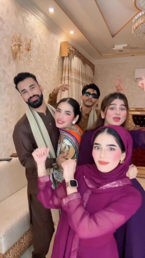 Raazia Mughal Instagram - š„¹ā¤ļø fam
.
.
.
.
.
.
#familytime #sisters #love #family #enjoy