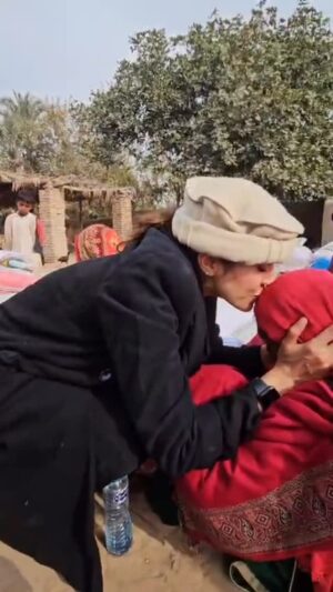 Rabia Butt Instagram - ⁨	اسلام وعلیکم،
میرے پاس تقسیم کی تمام تصاویر اور ویڈیوز موجود ہیں، جو میرے پاس آپ کی امانت کی حیثیت رکھتی ہیں۔ میں ان شاء اللہ وہ سب آپ کے ساتھ شیئر کروں گی، لیکن ان میں سے ایک منظر میں ابھی آپ کے ساتھ ویڈیو کی صورت میں شیئر کر رہی ہوں۔

وہاں  میری ماں کی ماں کی عمر کی ایک ماں سے ملاقات ہوئی، جنہوں نے مجھ سے چند باتیں کیں، وہ میں آپ سب کے ساتھ یہاں شیئر کر رہی ہوں۔

الحمدللہ، تین مختلف مقامات پر ڈسٹری بیوشن کی گئی۔ یہ کام ایک نیت سے شروع ہوا تھا، پھر اس میں باری باری لوگ شامل ہوتے گئے اور یوں یہ ایک کارواں بن گیا۔ سامان آرڈر کرنے سے لے کر بنوانے، محفوظ کرنے، وہاں تک پہنچانے اور پھر تقسیم کرنے تک—الحمدللہ—یہ تمام مراحل نہایت خوش اسلوبی سے مکمل ہوئے۔

میں ان تمام لوگوں کی بے حد شکر گزار ہوں جو اس نیک کام کا حصہ بنے۔ یقیناً ان کے والدین کو ان پر فخر ہوگا کہ ایسی اولاد ہے جن کی رگوں میں ہمارا خون گردش کر رہا ہے اور جن کی ایسی عمدہ تربیت ہم نے کی۔

اگر آپ کے والدین حیات ہیں تو اللہ تعالیٰ انہیں لمبی عمر، صحت اور خوشیاں عطا فرمائے، اور اگر ان میں سے کوئی رخصت ہو چکا ہے تو اللہ تعالیٰ انہیں جنت الفردوس میں اعلیٰ مقام عطا فرمائے اور آپ کو ان کے لیے صدقۂ جاریہ بنائے۔

ان شاء اللہ، اللہ تعالیٰ ہمیں ایسے بہت سے نیک کام کرنے کی توفیق، طاقت اور ہمت عطا فرمائے۔
آپ سب کا دل سے بہت شکریہ۔ میں جلد از جلد تمام ویڈیوز اور تصاویر آپ کے ساتھ شیئر کرنے کی کوشش کروں گی، کیونکہ وہ سب آپ کی محبت، پیار، خلوص اور جذبے کی امانت ہیں۔

اس محبت اور خلوص کے لیے میں جتنا بھی شکریہ ادا کروں، کم ہے۔

1-01-2026⁩