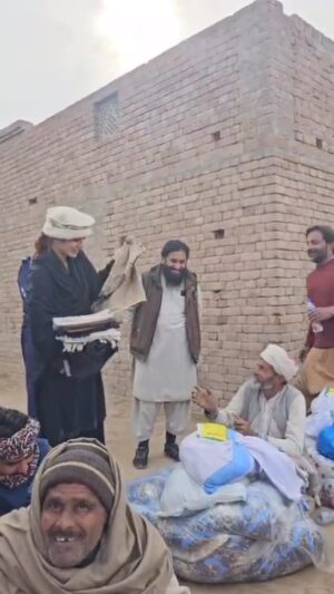 Rabia Butt Instagram - Zaroori nahi aisa ho kei hamesha ansoon sei ro kar hee izhaar kya jaye, kbhi qehqaqe bhi saabit karte hein gham ki shaadat ko aur apki taaqat ko. 
Yehi tha maqsad sab kei sath mil kar kuch dair hansna, unko mehsoos karwana kei zindagi abhi khatam nahi hui aur hum koi khalayi makhlooq nahi hein jo unkei paas aye hein, hum bhi unki tarah hee hein, khuda mere in tamam pyaro ko hamesha muskarara rakhe.

Aye zindagi waqai mein gale laga lai 🤍🤲🏻

This was in Seetpur.