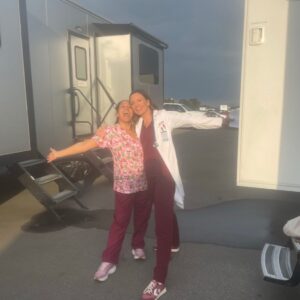 Rachel Boston Instagram - The doctors will see you now ❤️
Here’s a look behind the scenes! 

#TheMoreTheMerrier premiere starts at 8/7c tonight @hallmarkchannel ! And next day on @hallmarkplus !Very thankful for this team and experience and for our incredible doctors, nurses, and first responders ✨