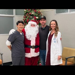 Rachel Boston Instagram - The doctors will see you now ❤️
Here’s a look behind the scenes! 

#TheMoreTheMerrier premiere starts at 8/7c tonight @hallmarkchannel ! And next day on @hallmarkplus !Very thankful for this team and experience and for our incredible doctors, nurses, and first responders ✨