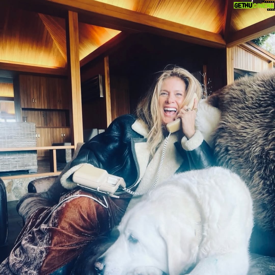 Rachel Hunter - 2.7K Likes - Merry Christmas 🎄Please let's not forget to reach out, call, connect with those family friends, loved ones, or those that need a little extra love maybe Someone feeling alone. This time of year is always interesting! Lest we forget all those who have gone through a lot this year. ♥️

Can you believe this is how we talked to each other! I think these are only found in some hotels! Love you all ♥️and appreciate always your loves, likes, comments and individual expressions here xxx