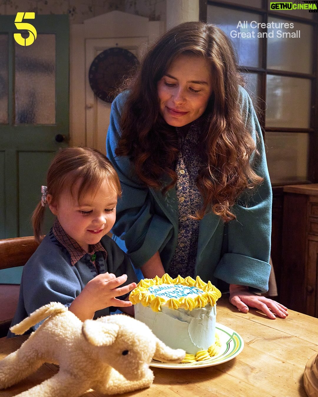 Rachel Shenton - 5.9K Likes - First look at the Christmas Special 👀 Series 6 of All Creatures gave us so much, but 2025 wouldn’t be complete without a festive treat 🎄 Get ready for the ultimate Christmas Eve cosy ❤️
 
All Creatures Great and Small. 24th December, 9pm. Watch | Stream on 5
#allcreaturesgreatandsmall #acgas #allcreatures