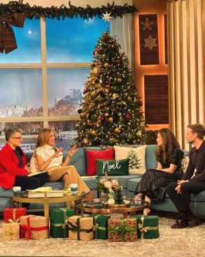 Rachel Shenton Instagram - Chatting all things Darrowby…

Merry Christmas Everyone ❤️

#ACGAS Christmas special tonight @9 on @channel5_tv 
🐄🐶🐐🎁🎄🥂

#christmaseve #tistheseason❄️