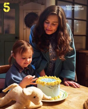 Rachel Shenton Instagram - Chatting all things Darrowby…

Merry Christmas Everyone ❤️

#ACGAS Christmas special tonight @9 on @channel5_tv 
🐄🐶🐐🎁🎄🥂

#christmaseve #tistheseason❄️