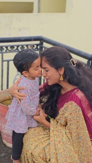 Rachu Suri Instagram - ಅಮ್ಮ ಅನ್ನೋ ಪಟ್ಟ ಕೊಟ್ಟ ನನ್ನ ಮುದ್ದು ಮಗಳು 🧿🫶🏻 ನನಗೆ ಯಾವತ್ತಿದ್ರೂ ಇವಳೇ ಎಲ್ಲಕ್ಕೂ ಮೊದಲು 😘🫂❤️ @pappa_girl_27 🌍

#rachusuri