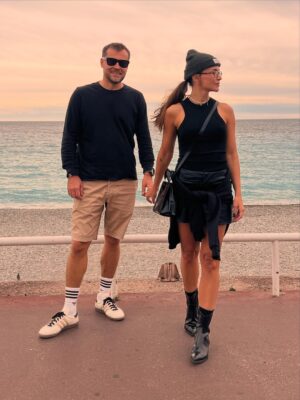 Radka Třeštíková Instagram - Praha-Nice-Praha, jestli máš čas, občas slunce, občas déšť, hodně kilometrů, trochu jezer, trochu moře, nečekaně skvělý oběd u Zurichu, splněné Supreme přání (hádej koho) v Miláně, nálada i fotky na přeskáčku a pravidlo, že “průjezd se nepočítá”, musíš vylézt z auta a něco na tom místě zažít, i kdyby sis měl jen na chvíli sednout na lavičku a koukat před sebe na ten malej kousek světa.