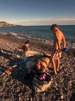 Radka Třeštíková Instagram - Praha-Nice-Praha, jestli máš čas, občas slunce, občas déšť, hodně kilometrů, trochu jezer, trochu moře, nečekaně skvělý oběd u Zurichu, splněné Supreme přání (hádej koho) v Miláně, nálada i fotky na přeskáčku a pravidlo, že “průjezd se nepočítá”, musíš vylézt z auta a něco na tom místě zažít, i kdyby sis měl jen na chvíli sednout na lavičku a koukat před sebe na ten malej kousek světa.