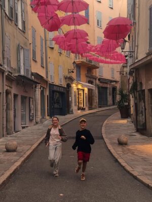 Radka Třeštíková Instagram - Praha-Nice-Praha, jestli máš čas, občas slunce, občas déšť, hodně kilometrů, trochu jezer, trochu moře, nečekaně skvělý oběd u Zurichu, splněné Supreme přání (hádej koho) v Miláně, nálada i fotky na přeskáčku a pravidlo, že “průjezd se nepočítá”, musíš vylézt z auta a něco na tom místě zažít, i kdyby sis měl jen na chvíli sednout na lavičku a koukat před sebe na ten malej kousek světa.
