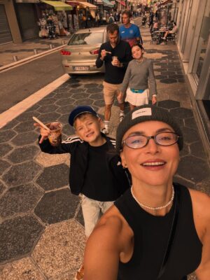 Radka Třeštíková Instagram - Praha-Nice-Praha, jestli máš čas, občas slunce, občas déšť, hodně kilometrů, trochu jezer, trochu moře, nečekaně skvělý oběd u Zurichu, splněné Supreme přání (hádej koho) v Miláně, nálada i fotky na přeskáčku a pravidlo, že “průjezd se nepočítá”, musíš vylézt z auta a něco na tom místě zažít, i kdyby sis měl jen na chvíli sednout na lavičku a koukat před sebe na ten malej kousek světa.