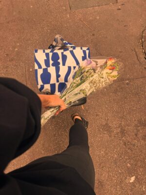 Radka Třeštíková Instagram - Praha-Nice-Praha, jestli máš čas, občas slunce, občas déšť, hodně kilometrů, trochu jezer, trochu moře, nečekaně skvělý oběd u Zurichu, splněné Supreme přání (hádej koho) v Miláně, nálada i fotky na přeskáčku a pravidlo, že “průjezd se nepočítá”, musíš vylézt z auta a něco na tom místě zažít, i kdyby sis měl jen na chvíli sednout na lavičku a koukat před sebe na ten malej kousek světa.