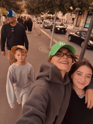 Radka Třeštíková Instagram - Praha-Nice-Praha, jestli máš čas, občas slunce, občas déšť, hodně kilometrů, trochu jezer, trochu moře, nečekaně skvělý oběd u Zurichu, splněné Supreme přání (hádej koho) v Miláně, nálada i fotky na přeskáčku a pravidlo, že “průjezd se nepočítá”, musíš vylézt z auta a něco na tom místě zažít, i kdyby sis měl jen na chvíli sednout na lavičku a koukat před sebe na ten malej kousek světa.