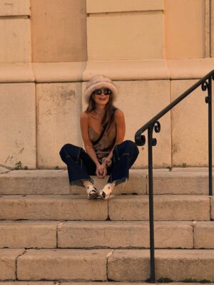 Radka Třeštíková Instagram - Praha-Nice-Praha, jestli máš čas, občas slunce, občas déšť, hodně kilometrů, trochu jezer, trochu moře, nečekaně skvělý oběd u Zurichu, splněné Supreme přání (hádej koho) v Miláně, nálada i fotky na přeskáčku a pravidlo, že “průjezd se nepočítá”, musíš vylézt z auta a něco na tom místě zažít, i kdyby sis měl jen na chvíli sednout na lavičku a koukat před sebe na ten malej kousek světa.