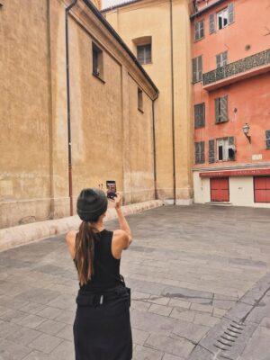 Radka Třeštíková Instagram - Praha-Nice-Praha, jestli máš čas, občas slunce, občas déšť, hodně kilometrů, trochu jezer, trochu moře, nečekaně skvělý oběd u Zurichu, splněné Supreme přání (hádej koho) v Miláně, nálada i fotky na přeskáčku a pravidlo, že “průjezd se nepočítá”, musíš vylézt z auta a něco na tom místě zažít, i kdyby sis měl jen na chvíli sednout na lavičku a koukat před sebe na ten malej kousek světa.