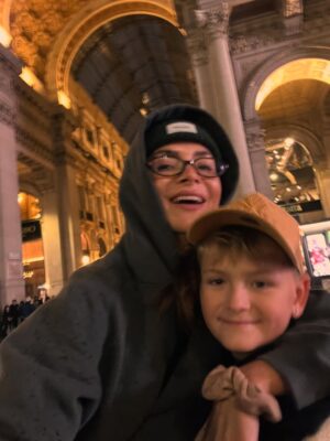 Radka Třeštíková Instagram - Praha-Nice-Praha, jestli máš čas, občas slunce, občas déšť, hodně kilometrů, trochu jezer, trochu moře, nečekaně skvělý oběd u Zurichu, splněné Supreme přání (hádej koho) v Miláně, nálada i fotky na přeskáčku a pravidlo, že “průjezd se nepočítá”, musíš vylézt z auta a něco na tom místě zažít, i kdyby sis měl jen na chvíli sednout na lavičku a koukat před sebe na ten malej kousek světa.
