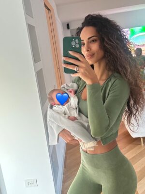Raffaella Modugno Instagram - Posso viaggiare ovunque, tra mille luci e meraviglie, ma niente brilla più di voi tra le mie braccia. Il mio posto del cuore siete sempre voi.❤️❤️❤️❤️