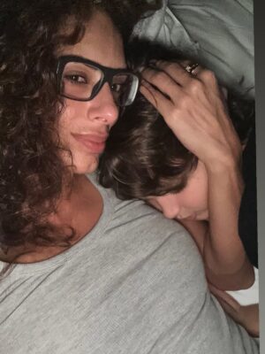 Raffaella Modugno Instagram - Posso viaggiare ovunque, tra mille luci e meraviglie, ma niente brilla più di voi tra le mie braccia. Il mio posto del cuore siete sempre voi.❤️❤️❤️❤️