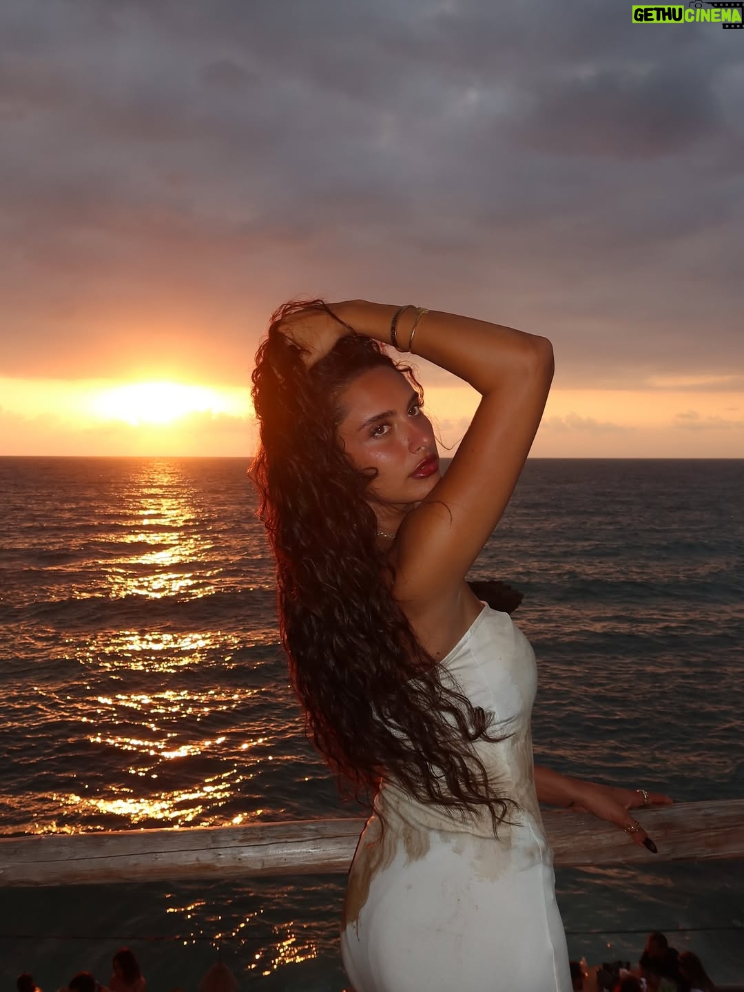 Raghda - 226.8K Likes - Favorite view on earth 🌅