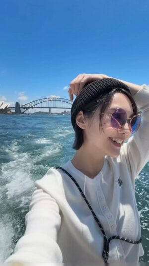 Rainie Yang Instagram - 出海轉轉
讓我吹上了自由的風
慢慢地享受大自然給予我的幸福感🩵
#坐上慢車吹自由的風 #sydney