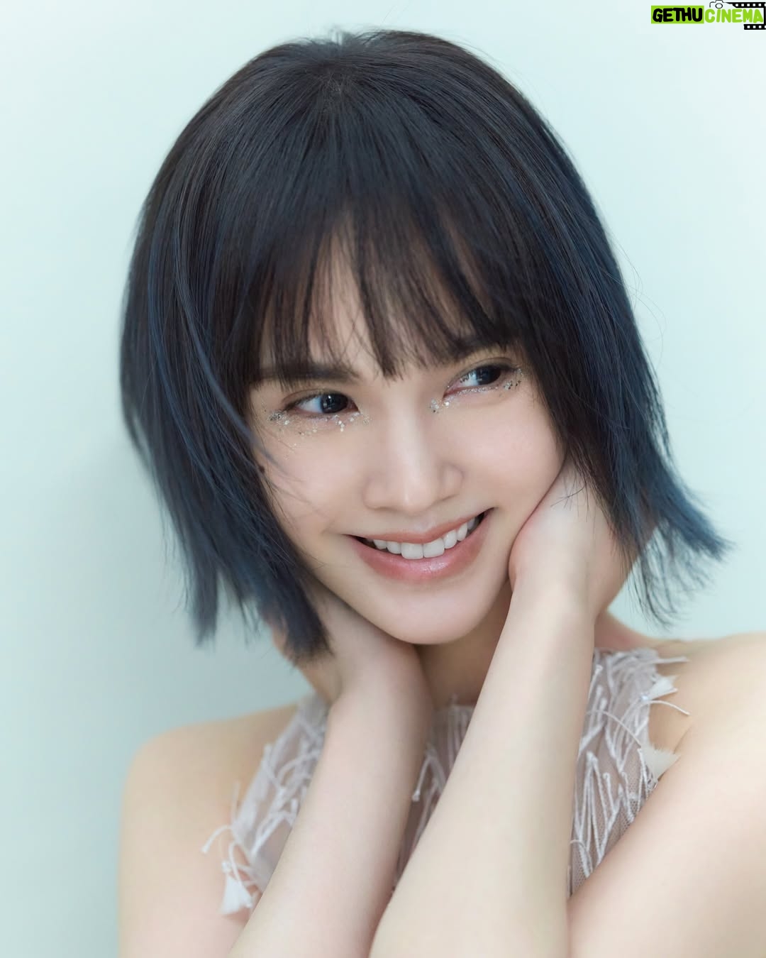Rainie Yang - 10.3K Likes - 出道25年，這段旅程並不總是一帆風順，但有你們的陪伴，我才能一次次在起伏中，堅持走下去。
謝謝你們，讓這25年的每一步，都成為有且僅有的存在。
這份感謝，獻給懂得的人，也獻給還在路上的我們！
祝我出道紀念日快樂🩵

#出道紀念日 #出道二十五週年