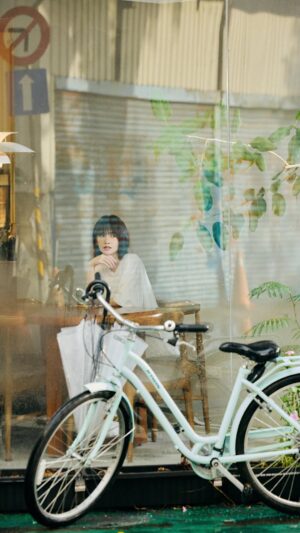 Rainie Yang Instagram - 慢下來,是長大後一直在練習的課題。希望在這首歌裡,你/妳也能找到一點空隙,讓心真正地安靜下來🩵
《坐上慢車吹自由的風》MV 上線囉
觀看完整版請至楊丞琳官方YouTube