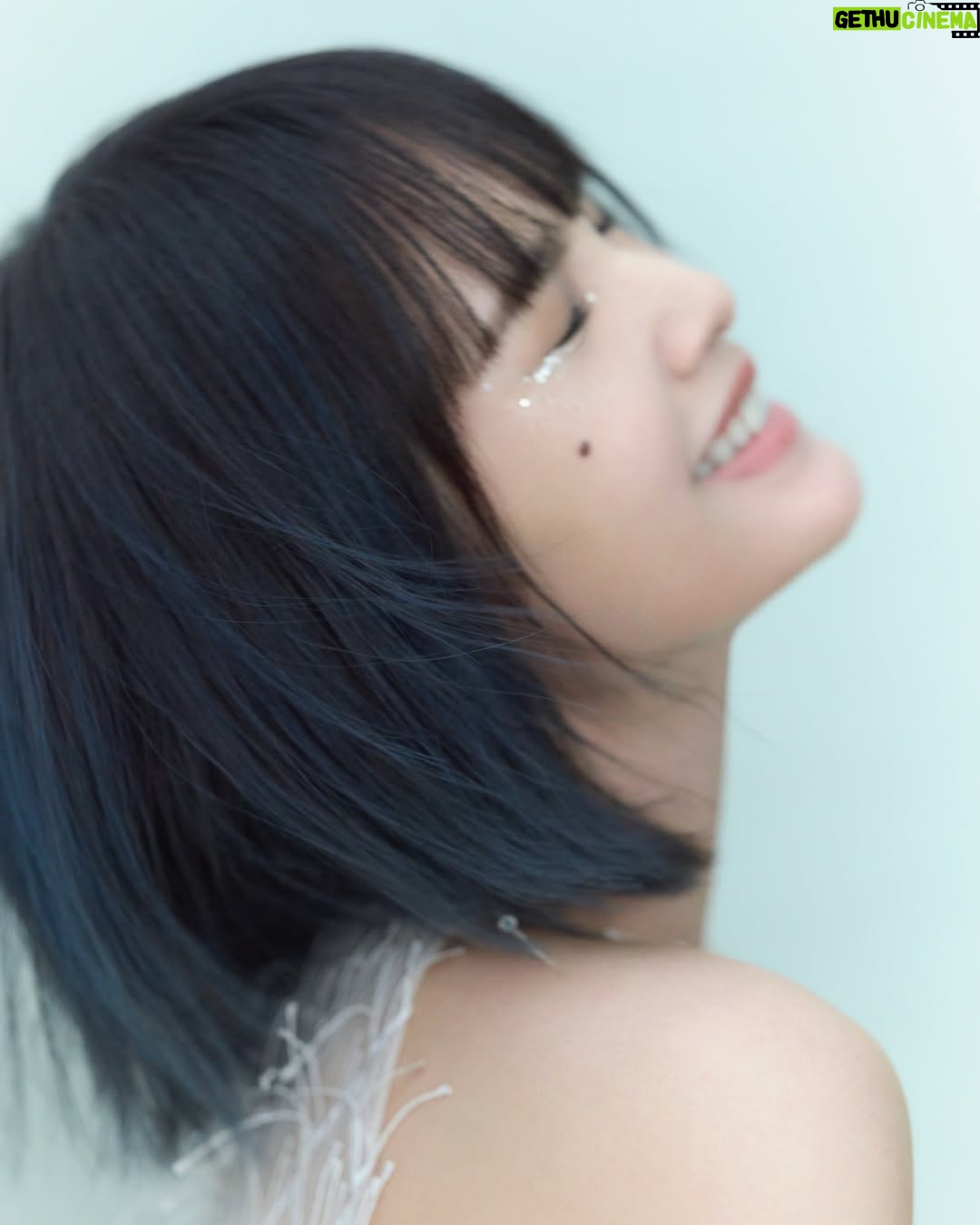 Rainie Yang - 10.3K Likes - 出道25年，這段旅程並不總是一帆風順，但有你們的陪伴，我才能一次次在起伏中，堅持走下去。
謝謝你們，讓這25年的每一步，都成為有且僅有的存在。
這份感謝，獻給懂得的人，也獻給還在路上的我們！
祝我出道紀念日快樂🩵

#出道紀念日 #出道二十五週年