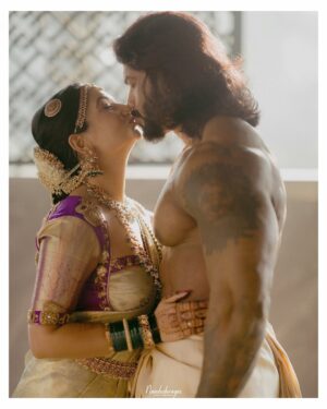 Rajini Instagram - ಏಳು ವರುಷದ ಗೆಳೆಯನ  ಜೊತೆ ಏಳು ವರ್ಷ “ಸಪ್ತಪದಿ “ ತುಳಿದು ಈಗ ಒಂದಾದ ಕ್ಷಣ ಜೀವನದ ಅತ್ಯಮೂಲ್ಯದ  ದಿನ ಈ ದಿನಕ್ಕೆ ತುಂಬಾ ಪ್ರೀತಿ ತೋರಿದ ಎಲ್ಲರಿಗು ಚಿರಋಣಿ 🙏😍🤗…

Thank you so much nandu 😍
Beautiful photography by: @nandushreyas.photography 

Makeover : @arjunanjimakeover 

Jewellery : @bridalhubrentaljewellery rental jewellery

Beautiful saree by : @sri.varisilks 

Blouse and saree design by : @suthra_designer_boutique
 
Wedding venue : @ikshaaconventions 
.
.
.
#dboss #dbossfans #dbossism #Dbosskingdom #dbosscraze #dbossfan #dbossquotes #Dbosssoldiers #dbossfc #dbossco #dbossfanskalduragi #Dbossoffice #dbossparva #dbossadda #dbossgirls #dbossqutues #dbossfanshonnavar #marriage #explore #beutiful #love #soulmate #happy
