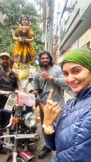 Rajini Instagram - ಯಾರಿಗೆಲ್ಲ ಬೊಂಬೆ ಮಿಠಾಯಿ ನೆನಪಿದೆ ಕಾಮೆಂಟ್ ಮಾಡಿ  ನಮಗೆ ಹಳೆಯ ನೆನಪುಗಳನ್ನು ಮೆಲುಕು ಹಾಕಲು ಭಗವಂತ ರೋಡ್ ನಲ್ಲಿ ಸಿಕ್ಕಿದ್ರು 😍😇🙏….
.
.
.

#instalike #children #childhood #memories #schooldays #friends #insta #exploring #kannadasongs #drama