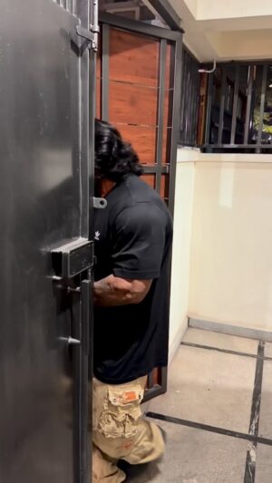 Rajini Instagram - ಬೀದಿಲ್ಲಿ ಹುಲಿ ಮನೆಲ್ಲಿ ಇಲಿ 😆😝🤪😂…
.
.
.
.
#comedyvideos #comedy #funny #instagood #reelitfeelit #comedyreels #fun #reelsinstagram #reels #instalike #husband #family #husbandandwife